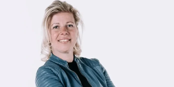 Amanda-foto-linkedin-kopie-verkleind-e1627394768599-979×489 Team mens en zo